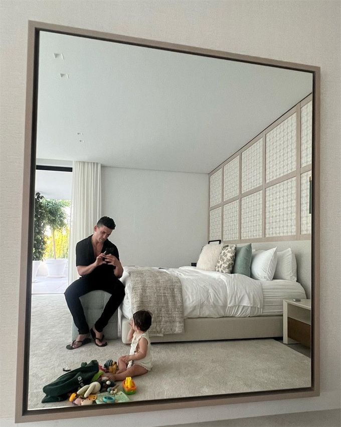 Jaime Lorente con su hija Amaia