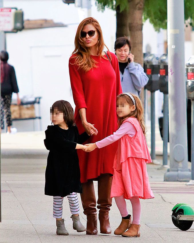Eva Mendes con sus dos hijas
