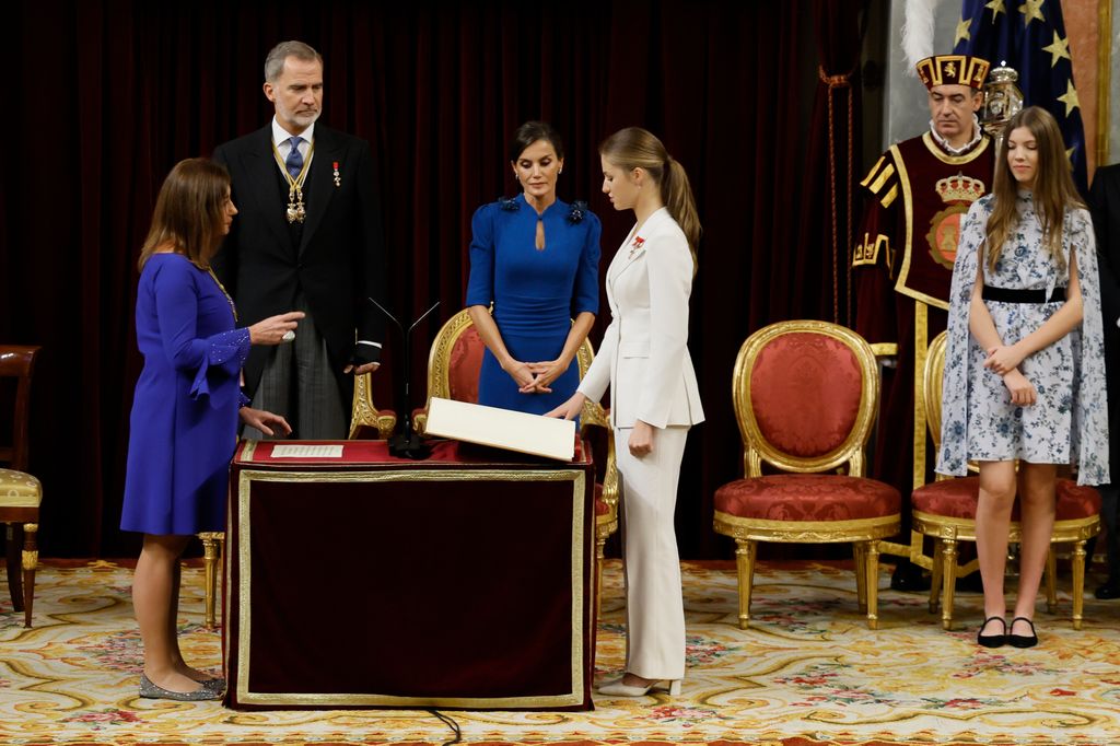 La imagen de la princesa Leonor que forma parte de la exposición y que los Reyes han observado con detenimiento