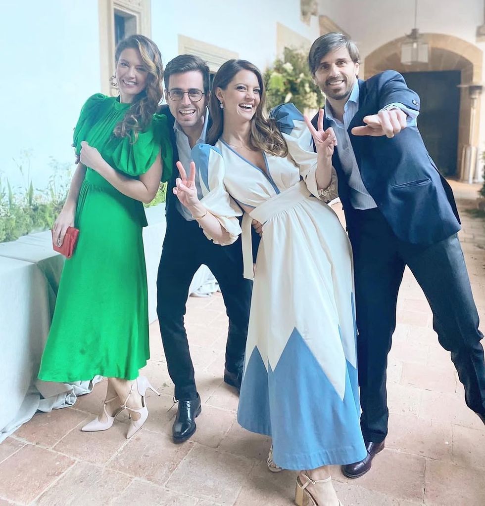 Isabelle Junot el día de su preboda con Álvaro Falcó y sus dos hermanos, Victoria y Alexis