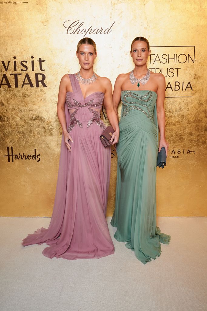 Amelia y Eliza Spencer, con vestidazos joya en una gala en Doha