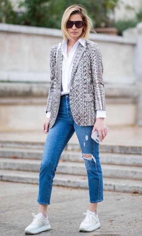 mujer blue con jeans de corte recto