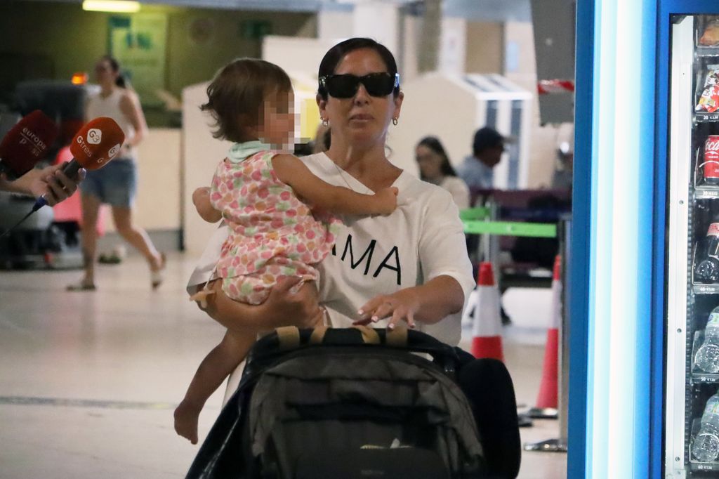 Otra imagen de Anabel Pantoja en el aeropuerto de la capital hispalense