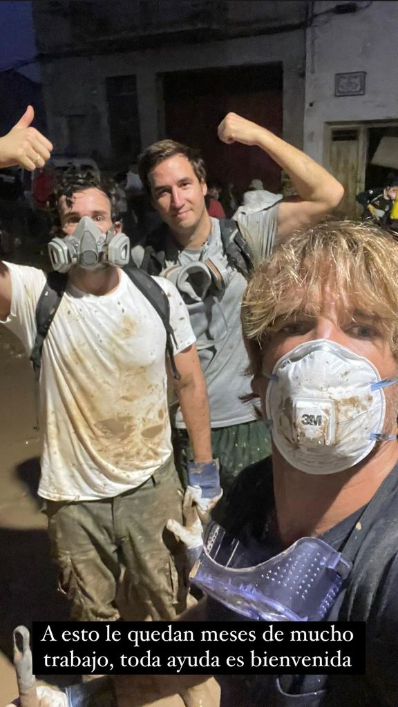 Plano medio de Íñigo Onieva como voluntario para la DANA 2024