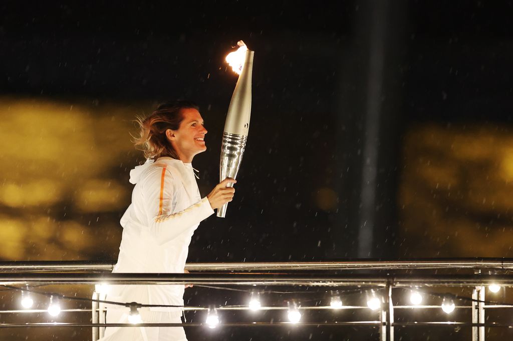 La extenista francesa Amelie Mauresmo recibió la antorcha de Nadal.