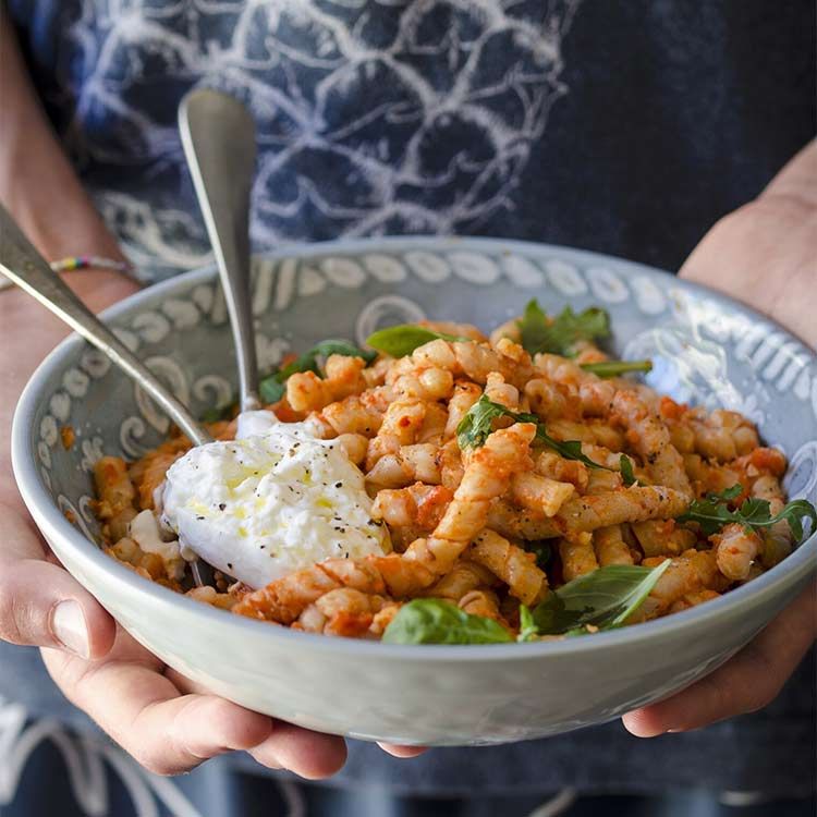 'Busiate' al pesto de pimiento rojo con burrata 