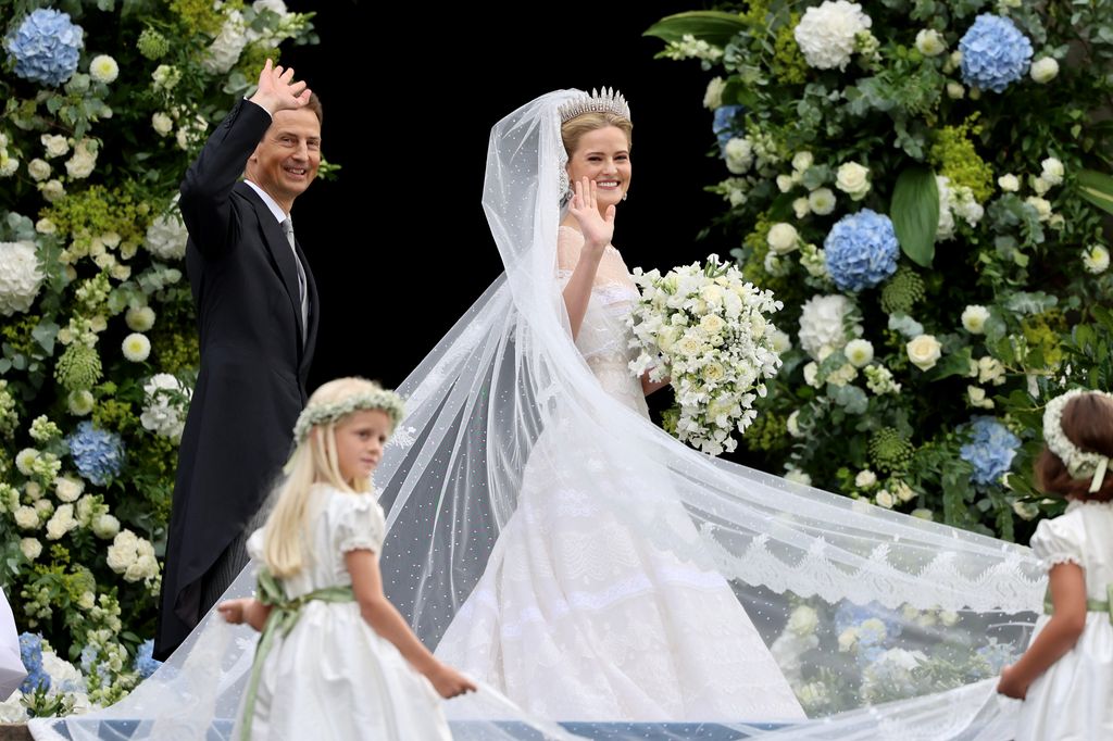 La princesa María Carolina de Liechtenstein con su padre, el príncipe Alois en el día de su boda