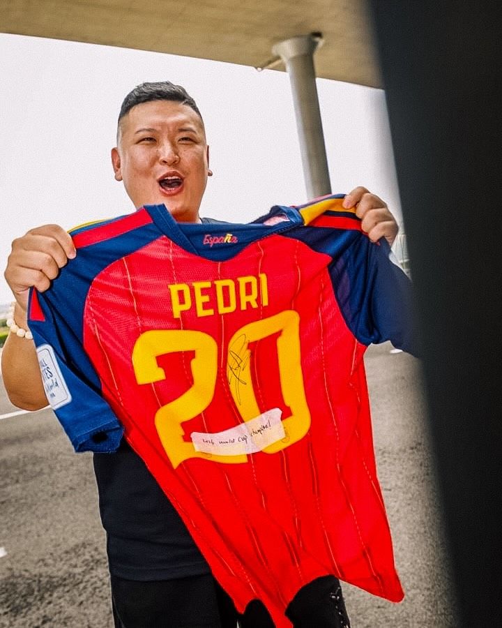 Un seguidor de Pedri posando con su camiseta