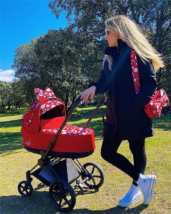 Edurne de paseo con Yanay