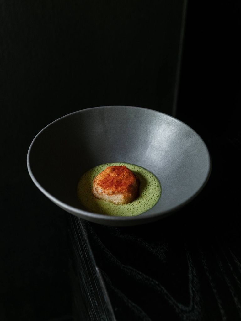 La merluza frita en salsa verde es uno de los platos más emblemáticos de Bascoat.