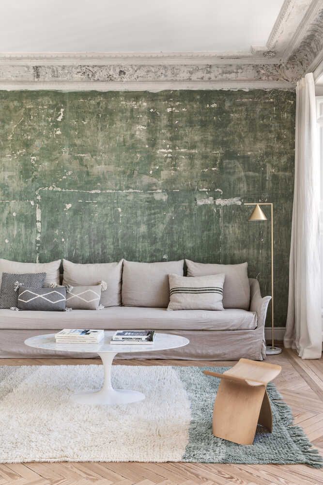 Salón con sofá y alfombra