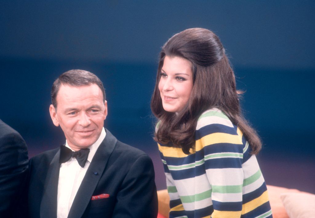 Frank Sinatra junto a su hija Tina, quien se rumorea que gestionó el cambio de epitafio 