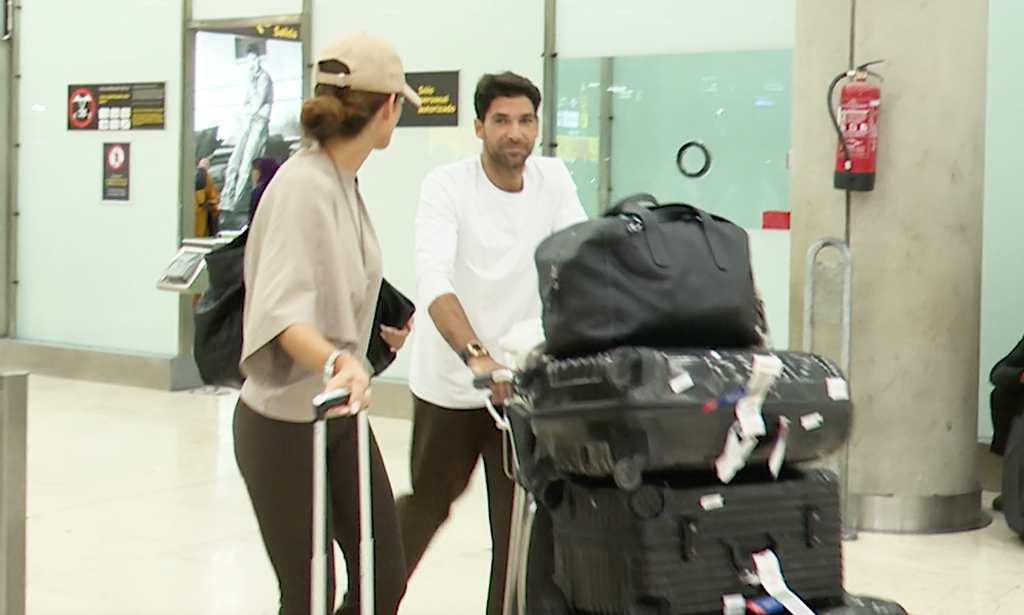 Cayetano Rivera y Tamara Gorro, en el aeropuerto