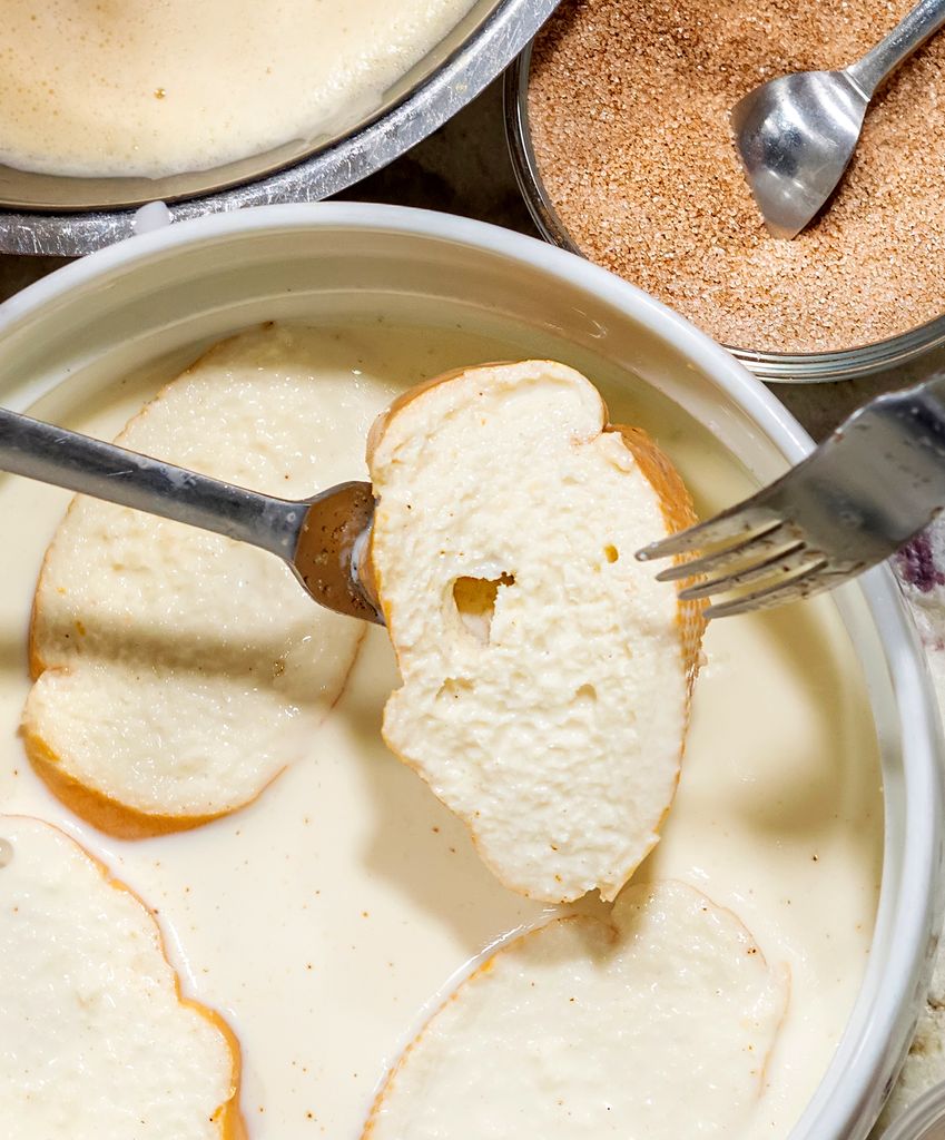 Empapa bien las torrijas en la leche infusionada. Si no, quedarán secas. 