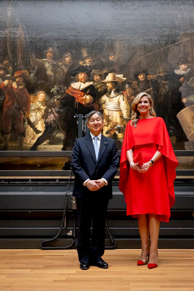 Máxima rescata un vestido capa rojo con el emperador de Japón