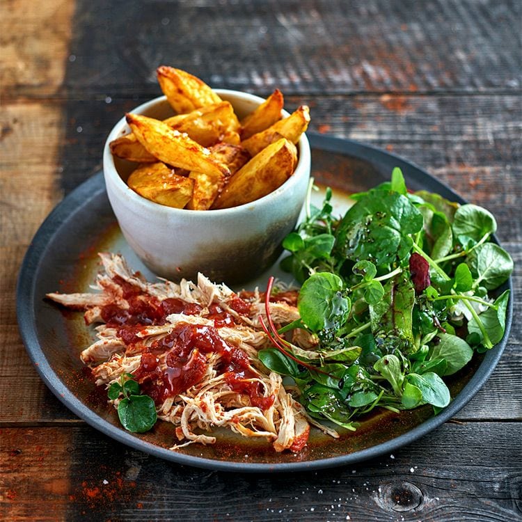 'Pulled chicken' con patatas gajos y ensalada