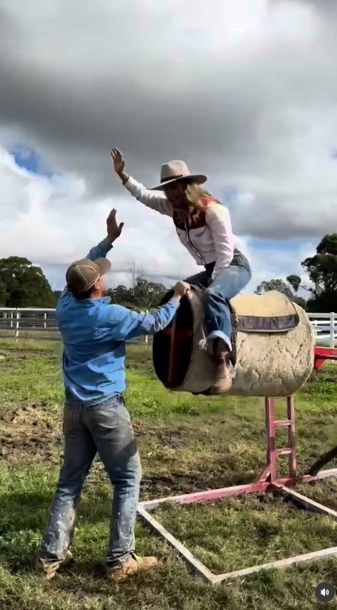 Elsa practicando el rodeo
