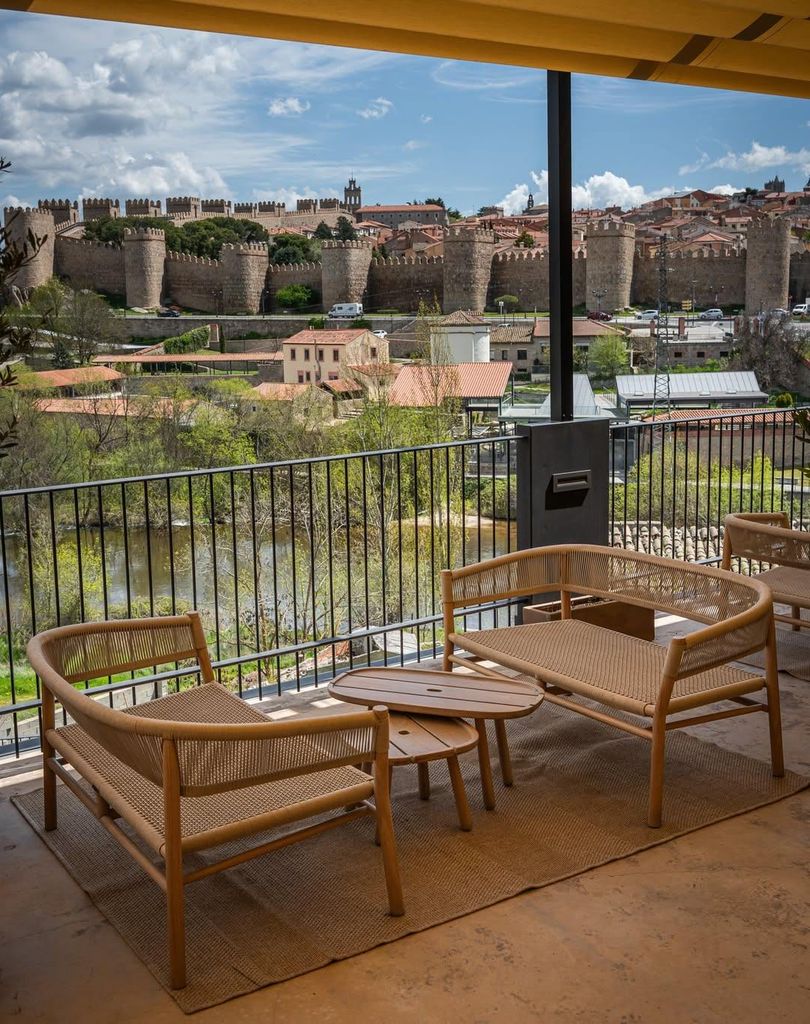 Barro, con vistas a las murallas