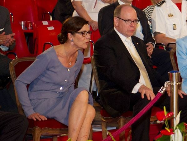 Alberto y Carolina de Mónaco no reservaron toda la memorable jornada de ayer al Bautizo Real de los príncipes Jacques y Gabriella, inmediatamente después de la celebración se fueron a la clausura de una exposición canina
