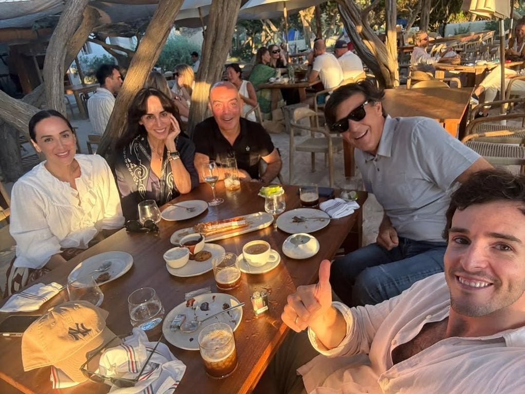 Tamara Falcó e Íñigo Onieva en Ibiza con Manuel Falcó y Amparo Corsini