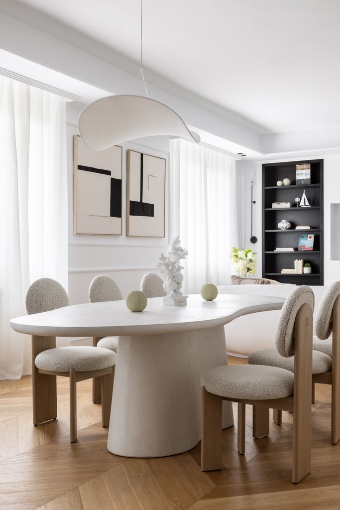 Comedor con mesa y sillas de color blanco
