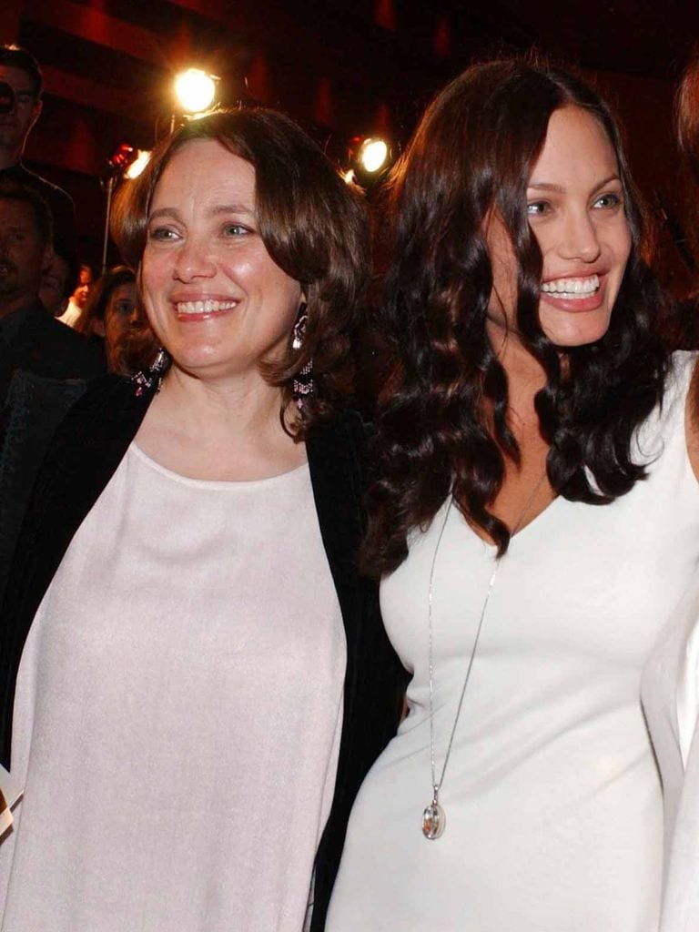 Angelina Jolie con su mamá, Marcheline Bertran, en una foto de julio de 2001..