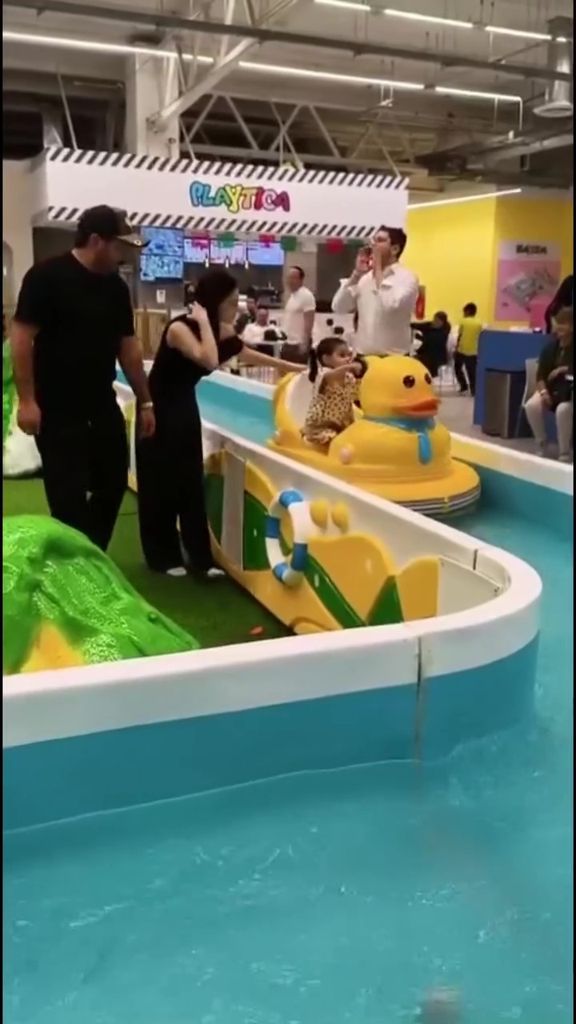 José Eduardo Derbez y Paola Dalay aparecieron juntos en su salida de juegos con Tessa.