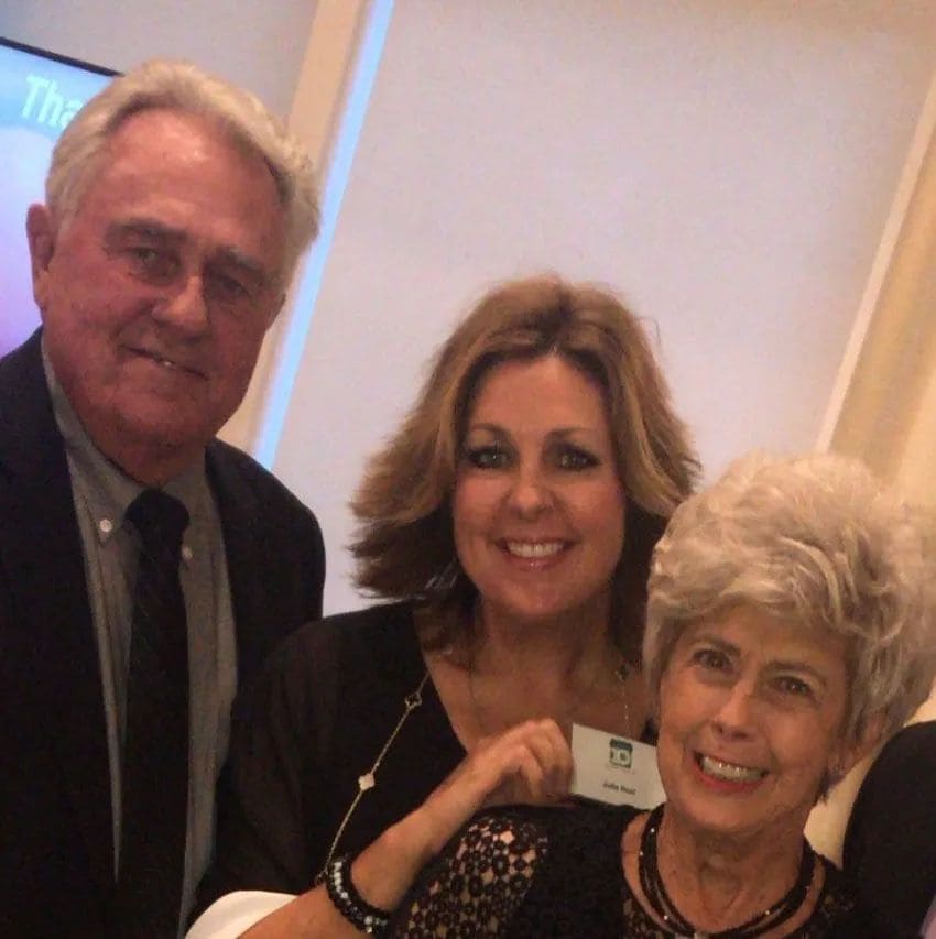 Julie es la única mujer de los tres hermanos. En esta foto aparece con sus padres.