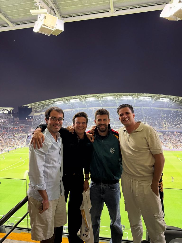 Gerard Piqué se reunió con amigos durante su visita a Los Ángeles.