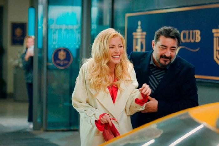 Akif sigue con su doble juego quedando con Nebahat a espaldas de su mujer en 'Hermanos'