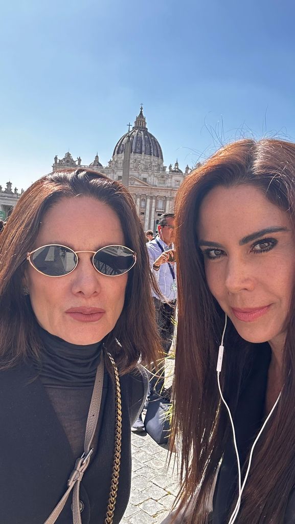 Gloria Calzada y Paola Rojas en El Vaticano, durante la cobertura de la muerte del Papa Francisco. 