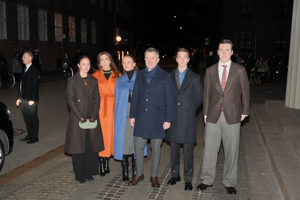 Los reyes Federico y Mary de Dinamarca con sus hijos en la misa de Nochebuena