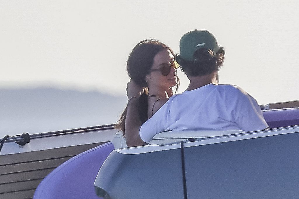 Ana de Armas y Beto Montenegro lucieron muy enamorados durante su paseo.