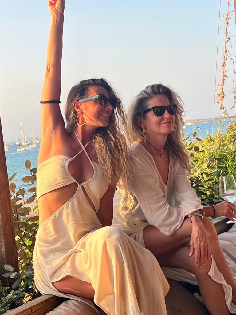 Alejandra Osborne de vacaciones de verano con vestido blanco