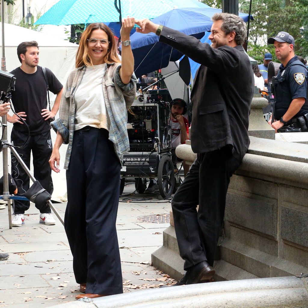 Katie Holmes en el set de su próxima película 'Happy Hours' junto a su coprotagonista Joshua Jackson.