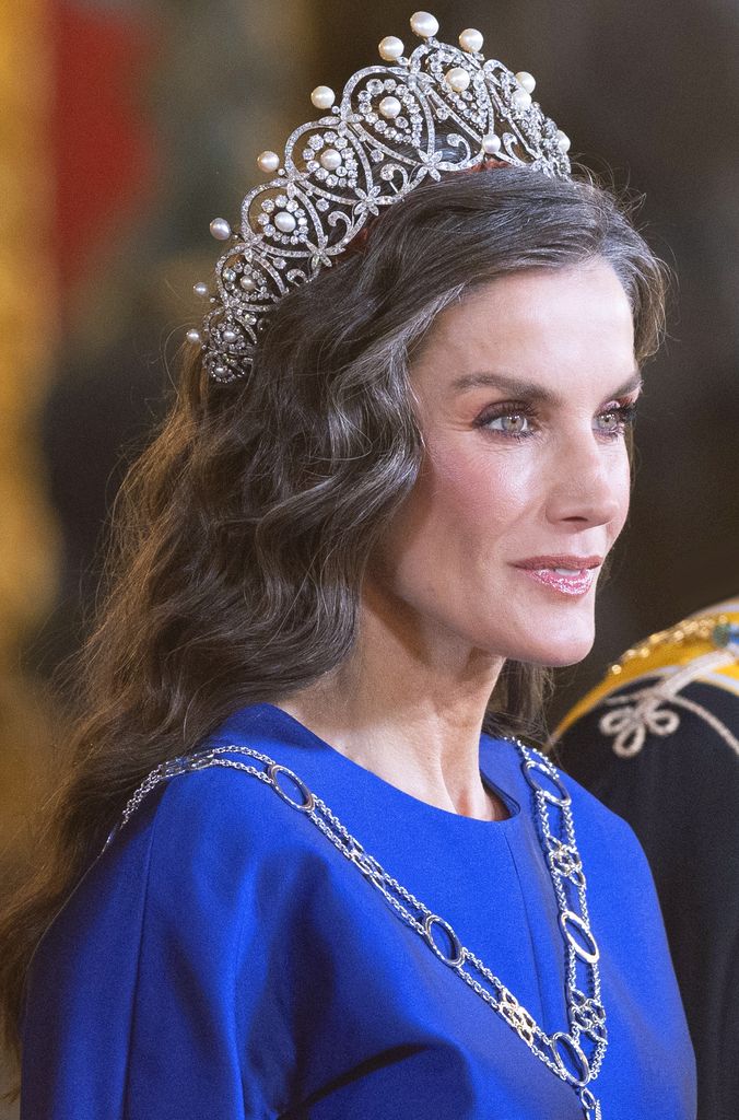 La reina Letizia presumiendo de melena rizada con la tiara rusa