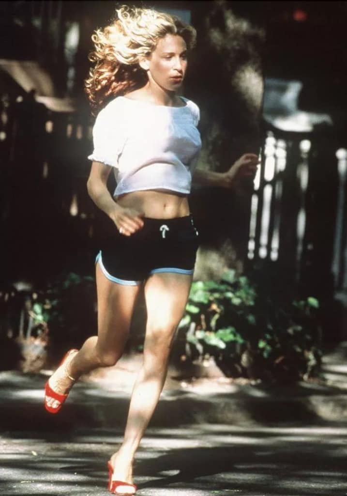 Carrie Bradshaw llevó esta combinación por primera vez en Sex & The City.