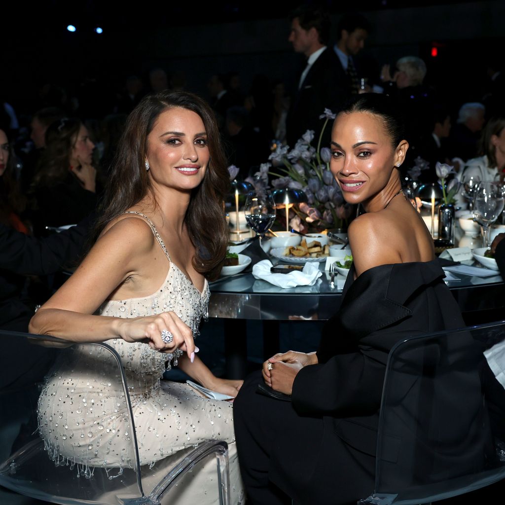 Penélope Cruz y Zoe Saldana en la Annual Academy Museum Gala, en Los Ángeles, 2025. 