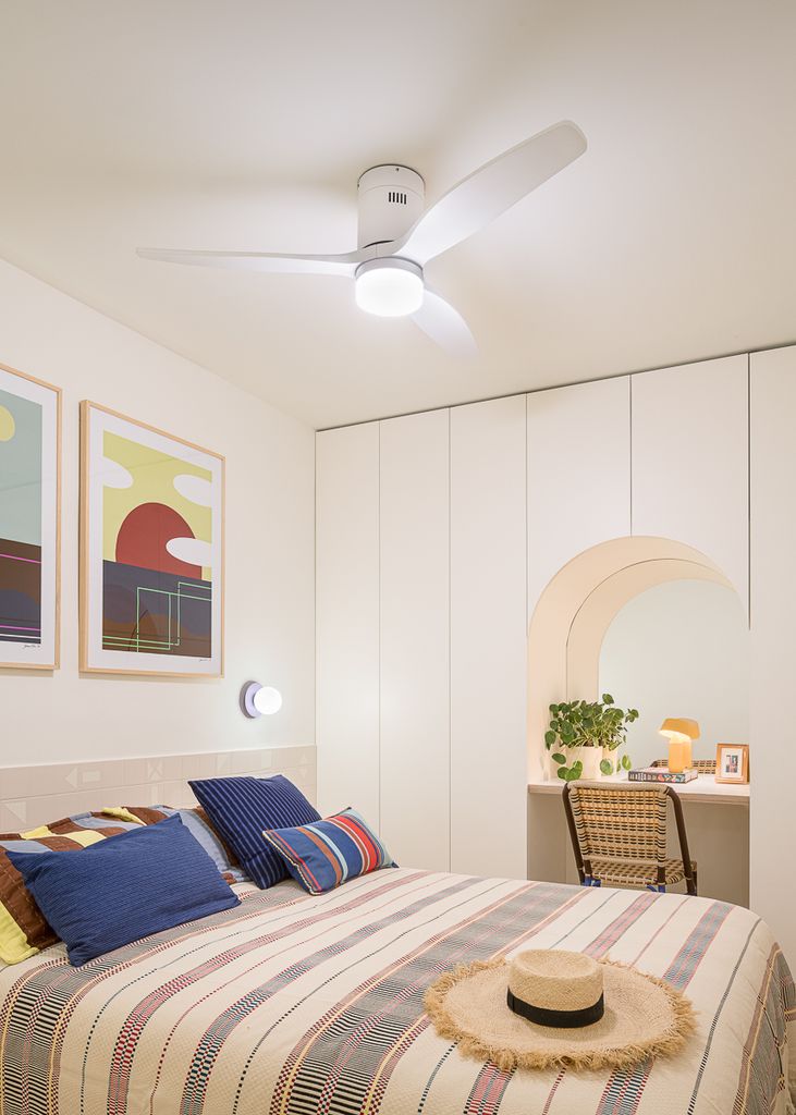 Dormitorio con ventilador de techo blanco