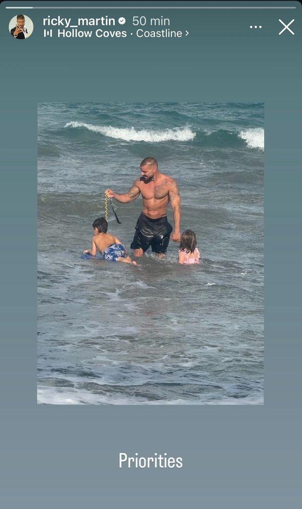 Ricky Martin con sus hijos menores en la playa.