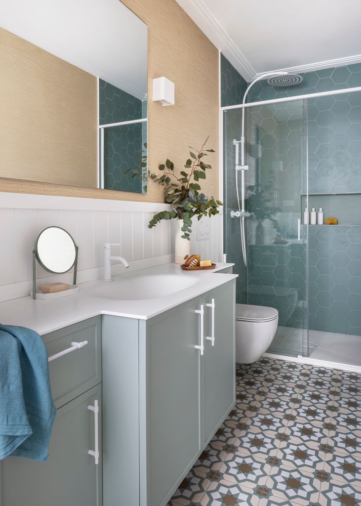 Cuarto de baño en azul, blanco y topo