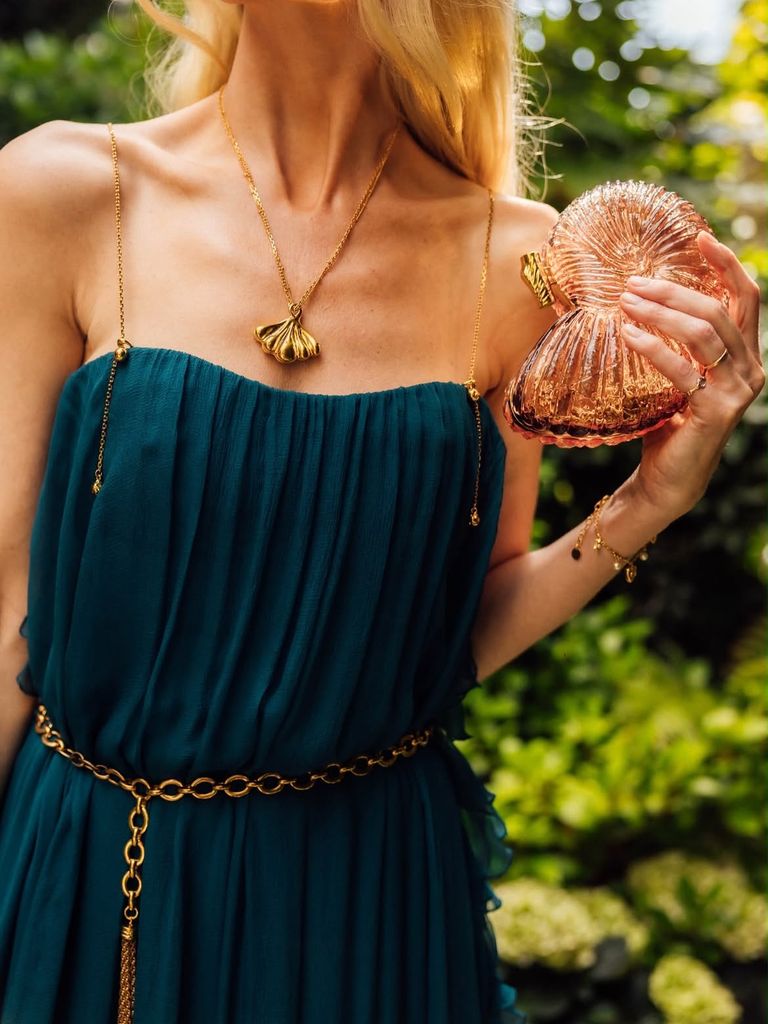 Claudia Schiffer, la invitada mejor vestida con un diseño verde y joyas que son tesoros del mar
