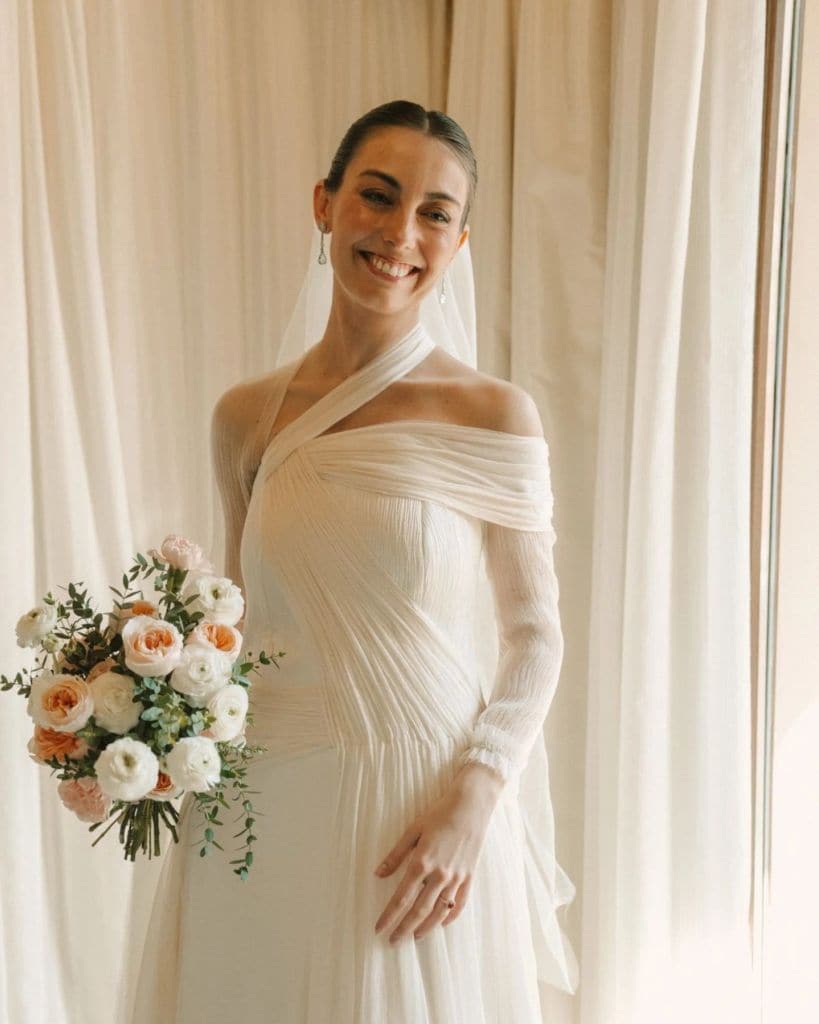 Vestido de novia con cuerpo plisado