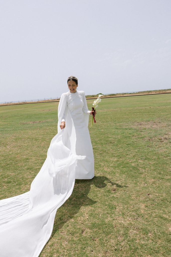 Vestido de novia con capa desmontable y tiara de estrellas