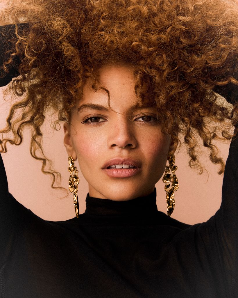 Leslie Grace reflexiona sobre el amor en su nuevo y esperado álbum.