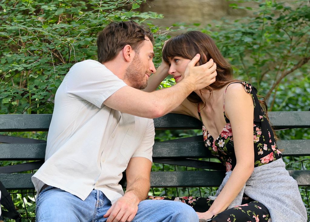 Chris Evans y Dakota Johnson 