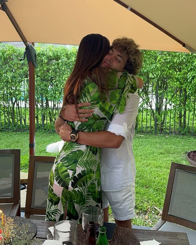 'Tophy' compartió dos fotos para felicitar a su mamá; esta es la más reciente de las dos.