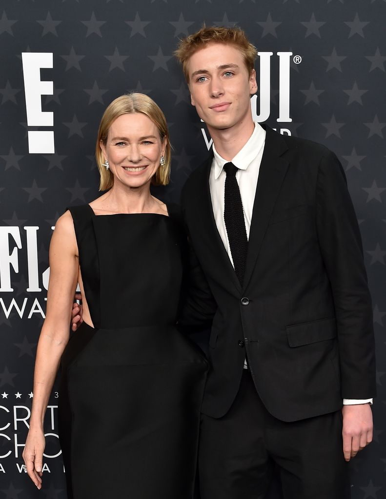 En febrero pasado, Naomi Watts acudió a la alfombra roja de los Critics Choice Awards, en compañía de su hijo mayor Sasha.