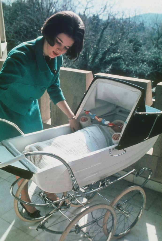 La reina Ana María y su hija, la princesa Alexia, en un cochecito en 1966. El capazo forma parte de las Colecciones de Tatoi