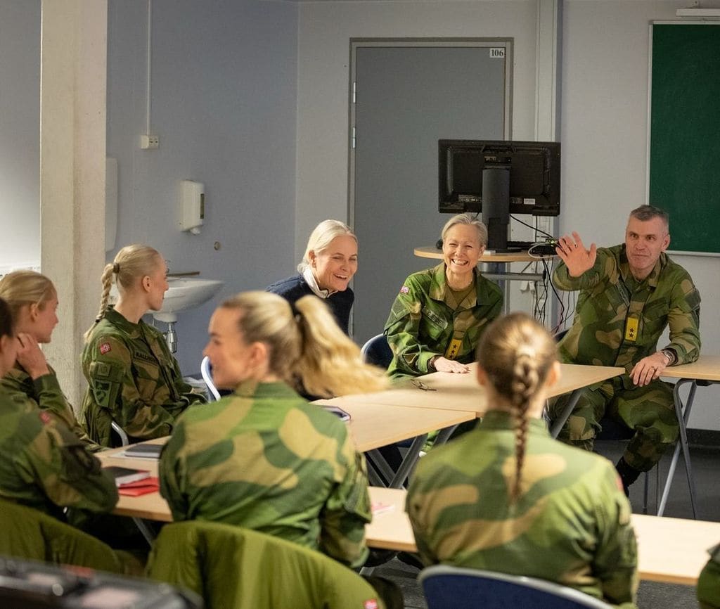 Plano medio de la princesa Ingrid de Noruega hablando con las Fuerzas Armadas